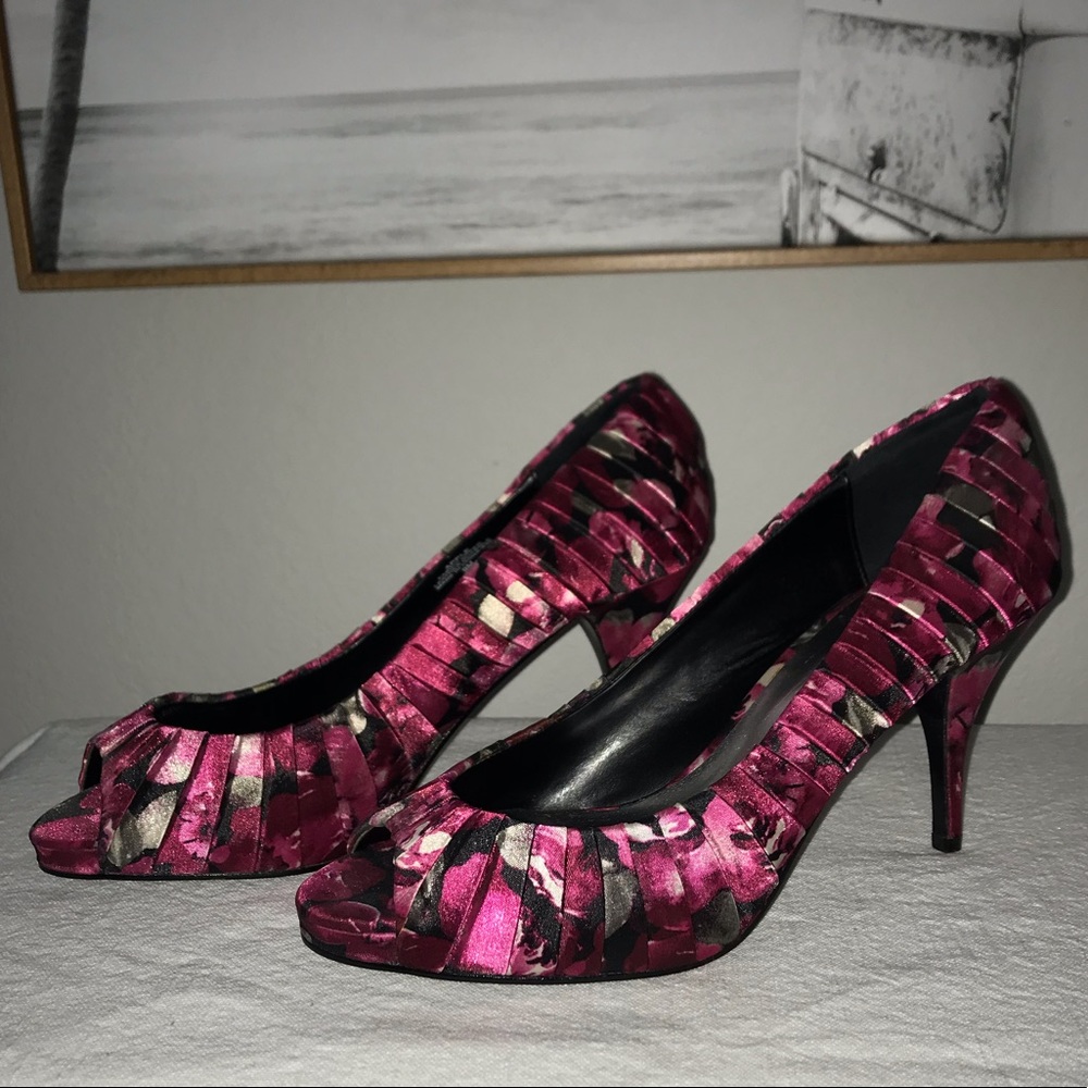 WHBM size 9 peep toe heels pink black white